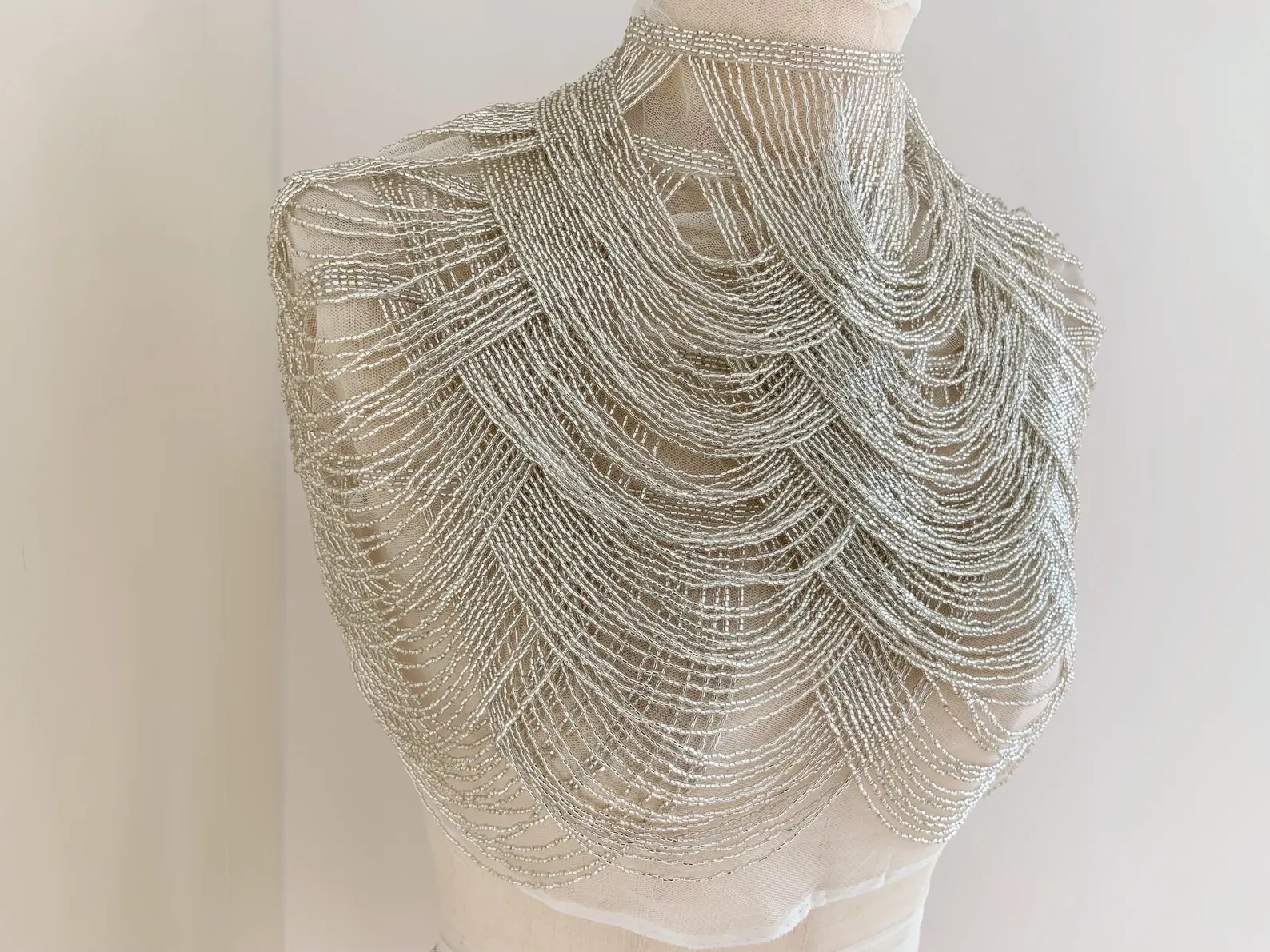 Silver Chains Cape Fabric, Bea - Beaded Trim Fringe recensione e prezzo