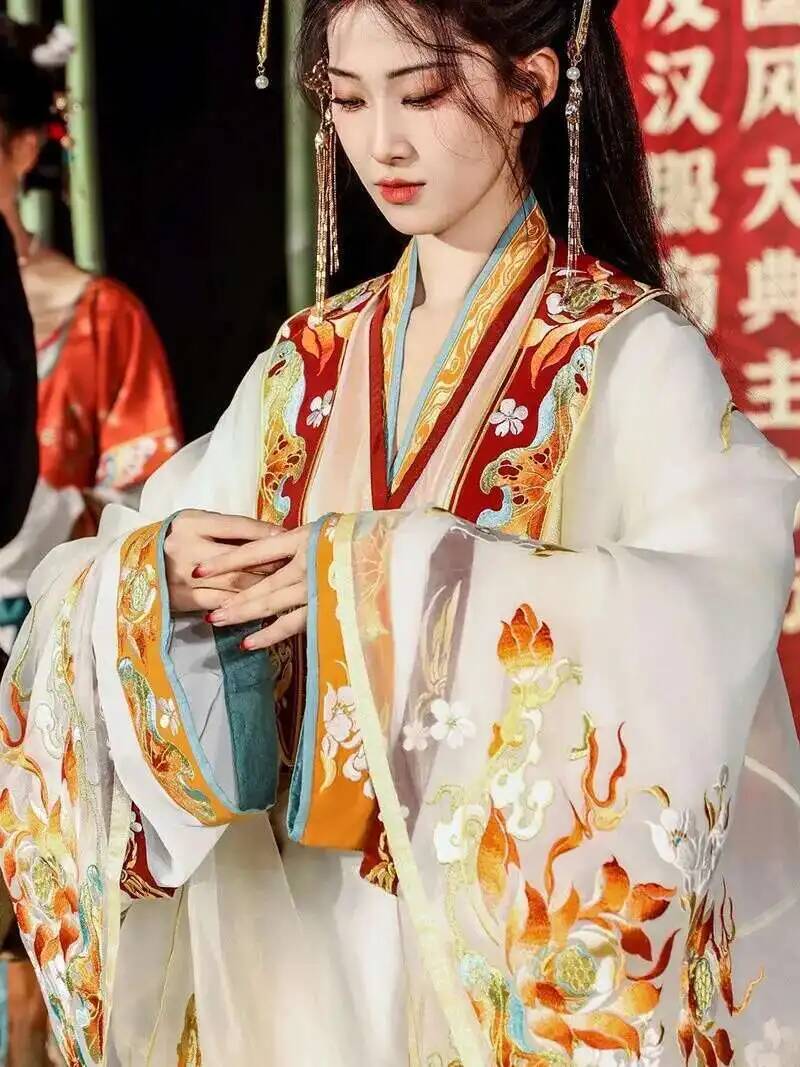 Ming Dynasty Hanfu Embroidery  - Embroidery Craft recensione e prezzo